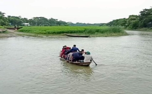 ১০/১২ হাজার মানুষের একমাত্র ভরসা একটি নৌকা 