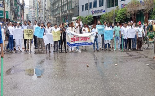 এস আলম গ্রুপের সন্ত্রাসী বাহিনী কর্তৃক ইসলামী ব্যাংক দখলের চেষ্টা, বাঁধা দেওয়ায় ৫জনকে গুলি