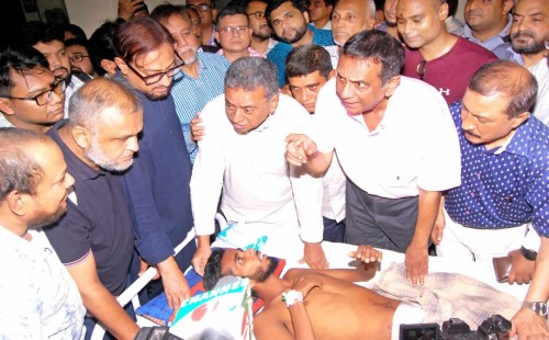 চট্টগ্রাম মেডিকেলে বৈষম্যবিরোধী আন্দোলনে আহতদের দেখতে আমীর খসরু